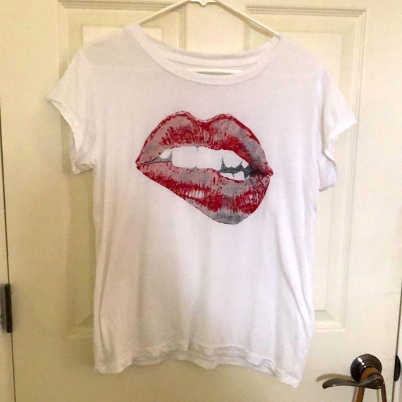the reset Tops - Lip bite graphic tee